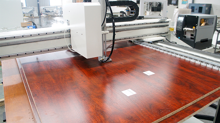 Карусельдік құрал журналы бар EXCITECH CNC өңдеу орталығының жабдығын пайдалана отырып, Хэнань-ДАЕШИН ұлттық интеллектуалды өндірістің пилоттық жобасы ретінде марапатталған DASHIN HOME DIZAYN FACTORY құрды.